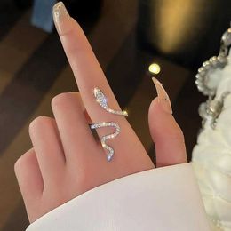 Anillos de banda Punk Rhinestone Open Snake Ring adecuado para mujeres brillantes elegantes y encantadores vestidos de regalo a juego con juego Q240429