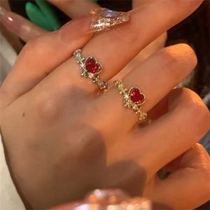 Bands Anneaux rétro Red Crystal Gemstone Ring Womens Fashion Zircon Gold Ring Open Wedding Bijoux Bridesmaid Gift Q240427