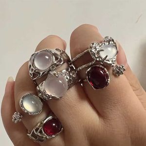 Anneaux de bande Retro Silver Red Oval Ring Fashion Fashion Eletance Irréguleux Natural Stone Luxury Ring Womens Y2K Aesthtic Jewelry Gift Q240427