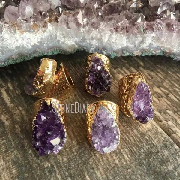 Anillos de banda RM5765 Amethyst crudo barato Grútor de cristal Gold Color Forma gratuita Anillos de boho retro ajustables para WomenL240105