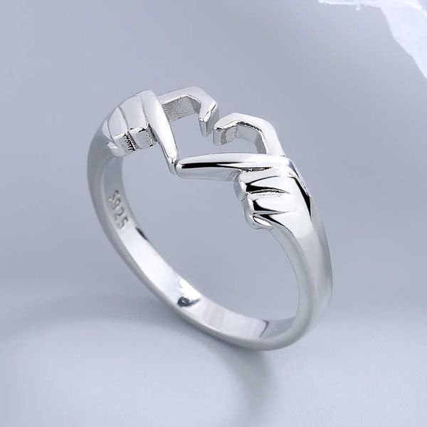 Anillos de banda Corazón romántico Mano Abrazo Anillo de moda para mujer Pareja Joyería Color plata Punk Gesto Boda Hombres Dedo cessories Regalos P230411