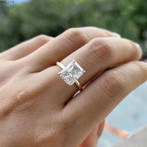 Bandringen eenvoudige stijl 14k echt puur goud massief gele ring met ijsgeslepen smaragdgroene Moissanite herensieraden