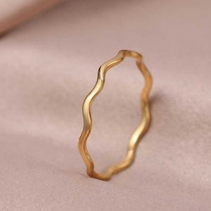 Anneaux de bande anneau en acier inoxydable lampe à vague minimaliste luxueuse élégante à la mode couple anneau de bijoux pour femmes à la mode et à cadeau exquis Q240427