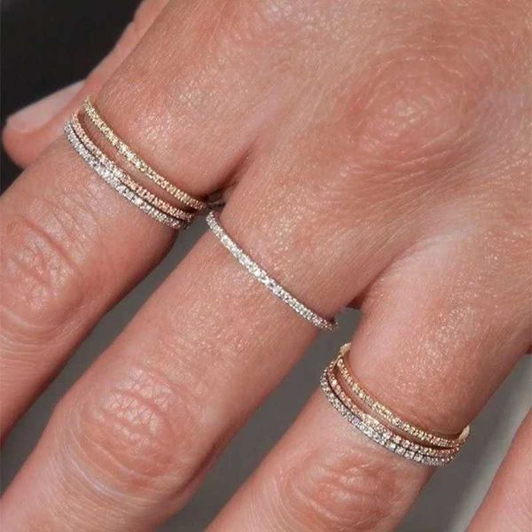 Anneaux de bande Tiny, ring en zircon micro-pave délicat est conçu pour les datations quotidiennes en cristal à la mode et à la mode.Les femmes peuvent empiler le ringq240427