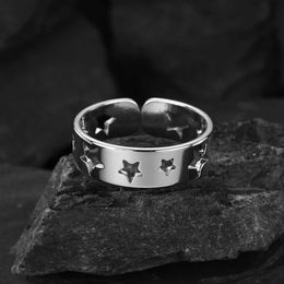 Bandringen Todorova Koreaanse geometrische Hollow Star Simple Style Stainless Steel Ring Dames Pentagonal Creative Sieraden Gift Q240429