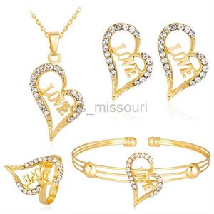 Bande Anneaux À La Mode Lettre Creuse AMOUR Coeur Ensemble Collier Boucles D'oreilles Anneau Bracelet Quatre Pièces Ensemble De Mode Belle Mariée Bijoux De Mariage Cadeau J230531