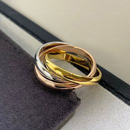 Anillos de banda anillos de anillo de moda para femeninos anillos de diseñador de acero inoxidable anillo de amor oro plateado rosa negro joya de moda tricíclica joya para hombres joyas al por mayor