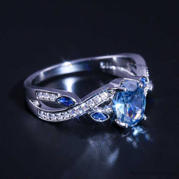 Anillos de banda Diseño de cuerda torcida con lindos anillos de mujer con anillo de joyería de piedra de circón cúbico azul cielo para mujer