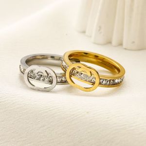 Bandringen Vintage diamanten ring voor mannen vergulde gouden ring ontwerper sieraden brief staal bague bruidspaar brede damesring klassieke maat 6 7 8 9 eenvoudige zb098