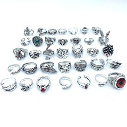 Anillos de banda Venta al por mayor 50 unids Anillos punk vintage para hombres Mujeres Mezcla Chapado en plata Accesorios de joyería de moda Serpiente Cráneo Animales Ojo del diablo 231218