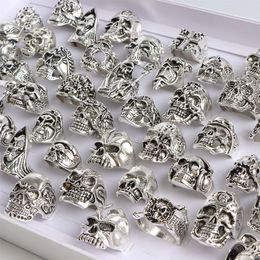 Anneaux de bande en gros en vrac 20pcs / lot hommes gothique crâne squelette antique argent plaqué métal bijoux mélange style différent 230224