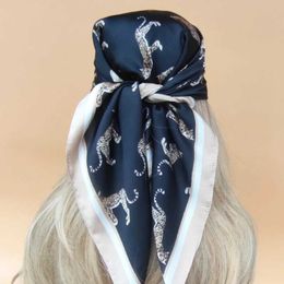 Bandanas Durag Four Seasons Luxury Style Headband 70x70cm Nieuw 2023 Dames Beach Zonnebrandcrème Kerchief Populaar Design Silk Headband 240426