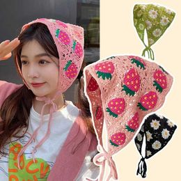 Bandanas Durag Koreaanse Daisy Flower Strawberry Handmade Hooked Hooked Triangle Hoofdband handdoek Heerband Haarzak Hoofdband 240426