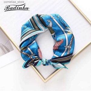 Bandanas Durag Bufandas 2022 Nuevo Pequeño Seda Cuadrado Hijab Bufanda para envoltura de cabello Scraft Mujer de lujo Bolsa de impresión de caballo Manija Estolas para mujeres Echarpe Femme Y240325