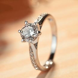 Banden Huitan Classic 6 Claws Cubic Zirconia Ring voor vrouwen Simple Elegant Design Eeuwigheid Wedding Ringen Briljante CZ Luxe sieraden