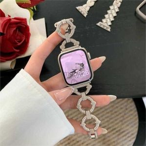 Les groupes regardent le luxe Unique Diamond Iwatch Stracles Bandouches de montre pour le groupe de montre IWatch8 SE 7 6 3 4 5 Ultra Designers Bracelet élégant pour Lady 240308