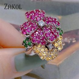 Groupes Zakol Highend Luxury Micro Zirconia Flower Anneaux pour femmes exquises Blancherie à bague réglable de zircon coloré