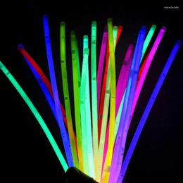 Bangle 100pieces Glow Sticks Bracelet Collier Boulk dans le Party Fourniture de fête Dark Pack Light avec connecteur Couleur lumineuse