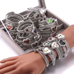 Bracelet 10pcs / lot coeur diffuseur d'huile essentielle élastique étirement en acier inoxydable médaillon pendentif amulette aromathérapie bracelet bijoux 230912