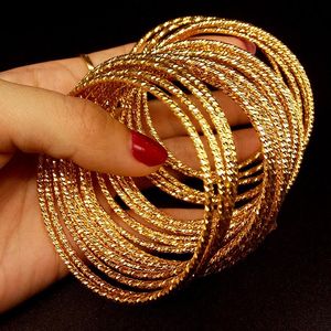 Bangle 10pcs Nieuwe Mode 18K Goud Bling Fijne Gesneden Dunne Gouden Armband Dia 65m Armbanden voor vrouwen Sieraden Gift Dubai Sets