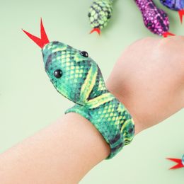 Bangle 16pcs Pluche Snake Snap Armband Polsbandjes Realistische Snake Slap Armbanden Zacht speelgoed voor kinderen Halloween Feestartikelen Zakvuller 230906