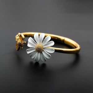 Bangle 2022 Spring Wit Email Daisy Flower Vintage Elegante Gold Metal Bee Bracelet For Women Sieraden Party GiftsBangle