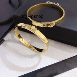 Bangle 2023 Designer Bangles Luxe Armbanden Fles Bangle Stempel Amerika Mode Stijl Dames Man Maat Bangle Roestvrij staal Bruiloft Liefde Geschenken Sieraden top