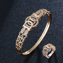 Bangle 2023 Bloemen Dames Hoge Klasse Armband Ring Tweedelige Embedded AAA Zirkonia Bruiloft Klassiek Mode Gratis Verzending 240319