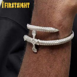 Bangle 2023 Iced Out Bling CZ Justice Sword Gold Silver Color Cubic Zirkon Cross -armband voor vrouwen Men Hiphop sieraden 230519