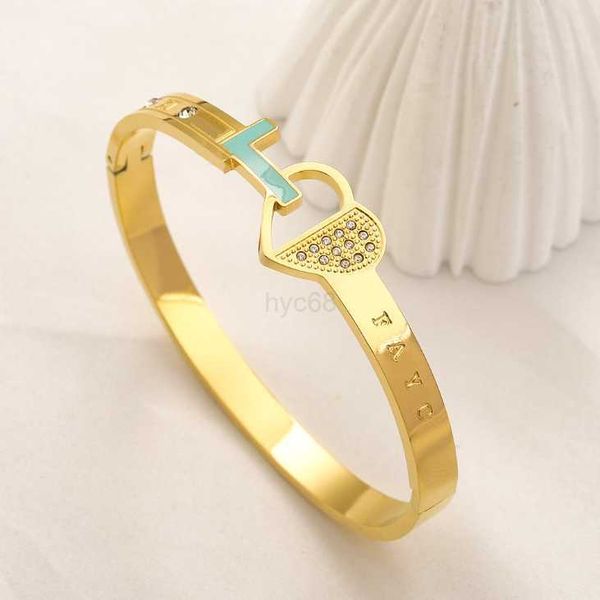 Bangle 2023 Bracelet de luxe nouveaux bracelets de manchette bracelet en métal plaqué or 18 carats marque 2023 cadeaux bracelet coeur conçu pour les femmes mode amour bijoux accessoire en gros