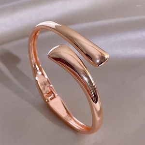 Bangle 2024 Design Gold Color Open Bracelets Bangles pour femme Charme Fashion Alloy Metal Party Bijoux Accessoires