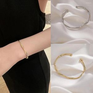 Bracelet 2024 Ouverture de la mode Couleur Or Brillant Bracelet torsadé pour femmes Femme Style minimaliste Charme Bijoux de manchette