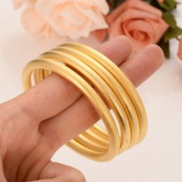Bangle 24k 65 mm gouden Dubai Bangle armband Afrika Arabische items 4 stuks Monteren groothandel mode Dubai schurende stralende bangle sieraden 220831