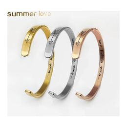 Bangle 3 Kleur Gepersonaliseerde Geschenken Graveren Manchet Armband Armbanden Liefde Pijl Voor Liefhebbers Vrouwen Mannen Roestvrij Staal Open Armbanden Drop Otiak