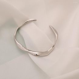 Pulsera de diseño dorado natural de lujo ligero avanzado con grupo pequeño de bosque versátil de estilo minimalista y frío