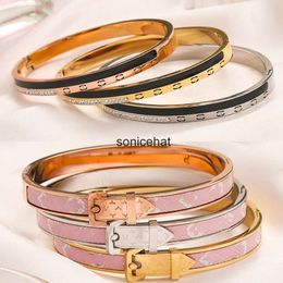 Bracelets bracelets en bracelet sier sier poupée luxuy européenne et américaine de mode rose jeune styles de style classique couple de Noël cadeaux pour femmes paty