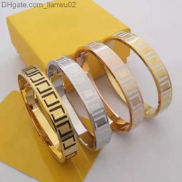 Bangle Bangle Europe Europe America top designer sieraden dame dames titanium staal zwartwhite email gegraveerde letter 18k gouden bangle armband 4 kleur z230818