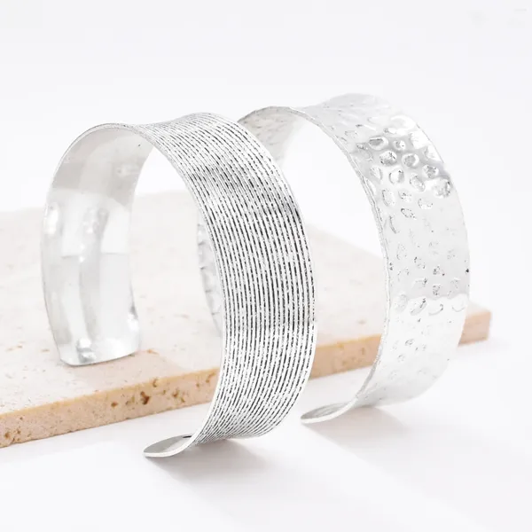 Brazalete Bohojewelry Store Estilo étnico tibetano Retro Plata Patrón de metal tallado Pulsera ajustable abierta para mujer