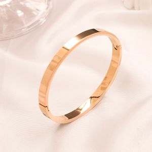 Bangle armbanden Gold Sier Bracelet Doll Luxuy Europese en Amerikaanse roze modemerk Jonge Styles Classic Style Kerstpaar geschenken voor vrouwen Paty AA