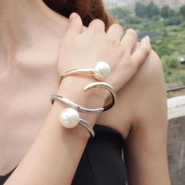 Bangle Brand Design Big Pearl Open armbanden voor Womenn Metal Assymetrische arm Cuff Schakebellen Luxe statement Sieraden