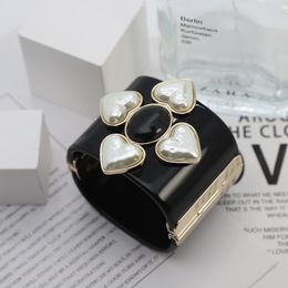 Brand Brand Brand Bijoux pour femmes Big Width Cuff Bracelet Party Crush Black Acrylic White Cross Resin Unique Quality 221109 E03F