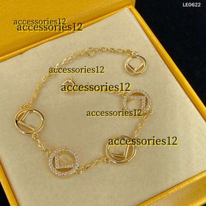 Bracelet Charm Bracelets Designers de bijoux de luxe Bracelet à breloques pour femmes Ceinture de mode Lettre F Designer Bracelets en or Classique Simpie Style Pendentif 2304128PE