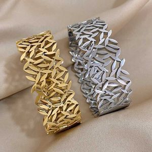 Bracele de bracelets en acier inoxydable en acier inoxydable à motif large pour les femmes conception de bracelets de poignet imperméables bijoux T240509