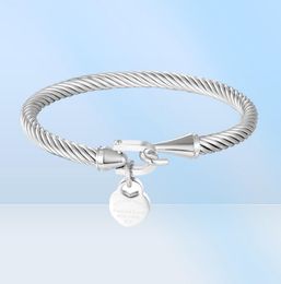 Bangle Klassiek Ontwerp Haak Manchetten Hang Perzik Hart Bedelarmbanden Voor Vrouwen Roestvrij Stalen Kabel Sieraden Liefde Pulsera Gift3292629