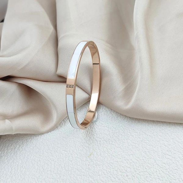 Bracelet en acier inoxydable Bangle Classic Bracelet pour femmes ACCESSOIRES VOLYVILLEMENTS MINIMALEMENT