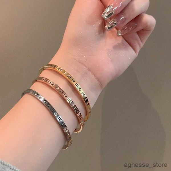 Brazalete Clásicos Números romanos huecos Pulseras de circón de acero inoxidable para mujer Marca de lujo Joyería de boda Regalo de cumpleaños R231205