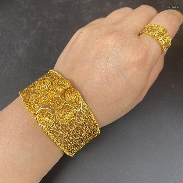 Brazalete Pulsera de oro chapada en cobre con anillo Diseño de flores de lujo Dubai Arabia Saudita para mujeres Niñas Cadena de mano Joyería árabe nupcial