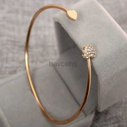 Bracele bracelets de manche de manchette à coeur cristal romantique Bracelets pour femmes couleurs dorées métal ouverts love charmes bracelet nouveau bijoux de mode 240411