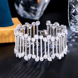 Bangle CWWZircons Dure Super Luxury Full Cubic Zirconia Micro Pave Grote brede armband voor vrouwen Wedding Event Bridal Party CB321 230824