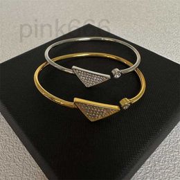 Bracelet de créateur de luxe léger, niche à la mode, ouverture incrustée de diamants, bracelet féminin plaqué laiton, triangle design haut de gamme M6NQ